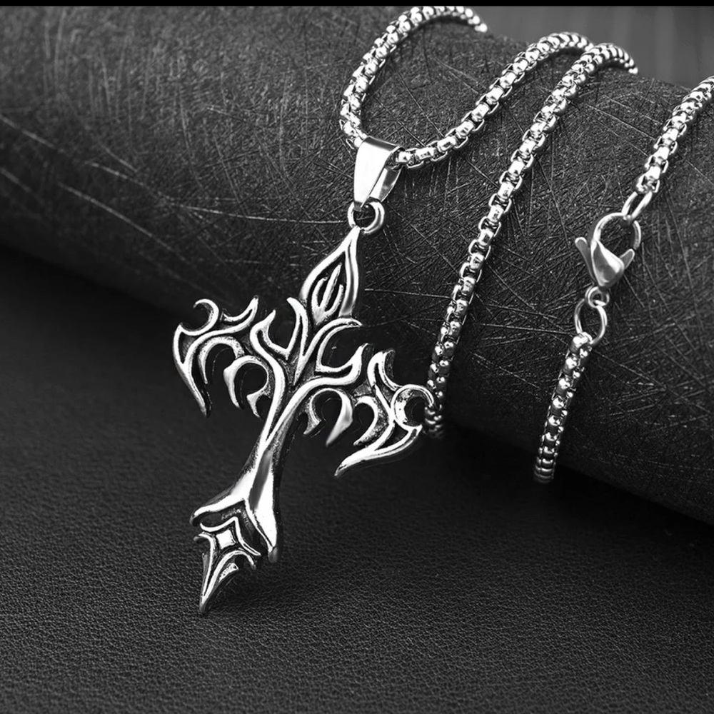 Cross pendant necklace